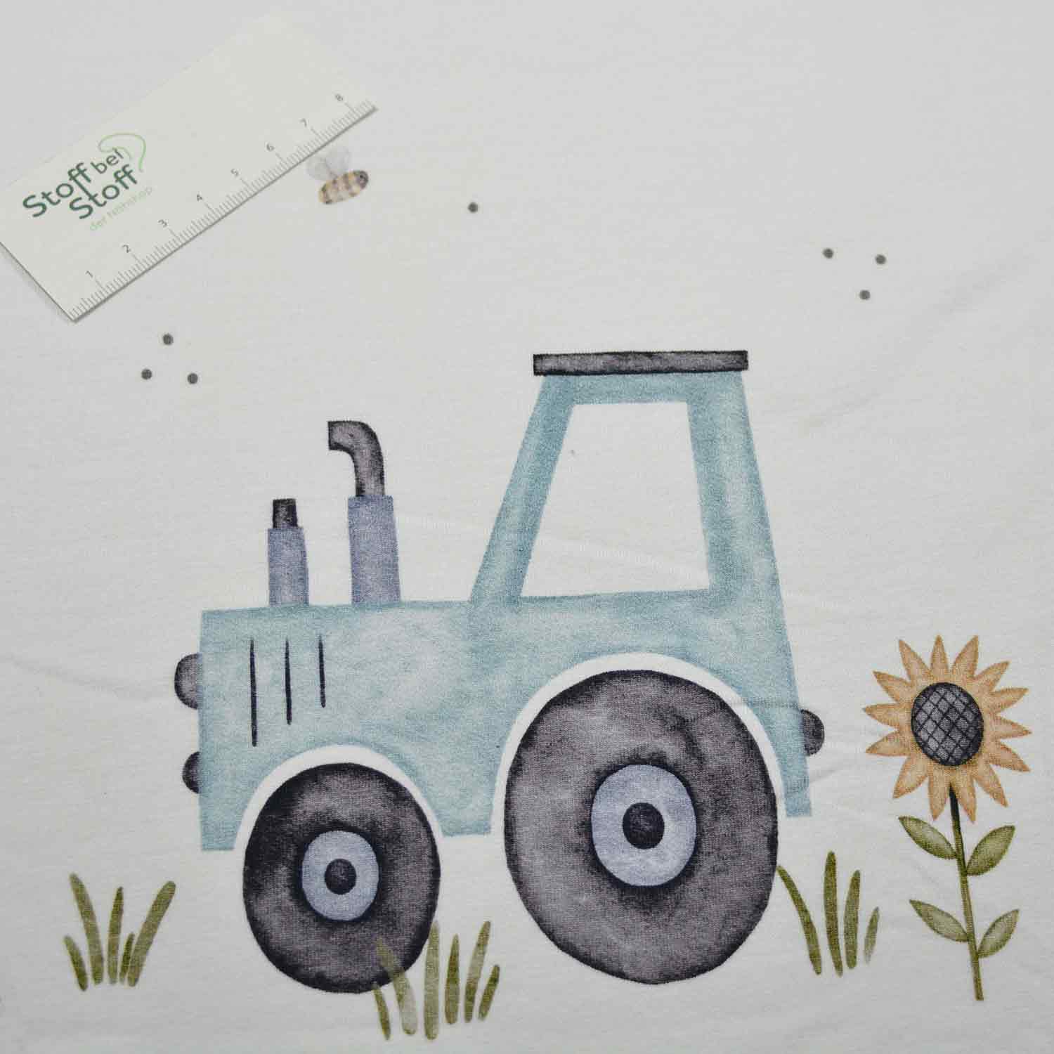 Zarter, wollweißer Baumwoll-Jersey als Panel mit Traktor